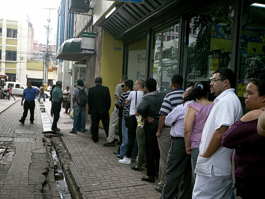 Hondureños abarrotan comercios