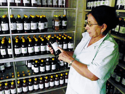 Procesan y envasan medicina natural para pacientes pobres
