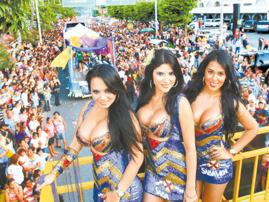 Desbordante alegría y belleza en desfile de carrozas en SPS