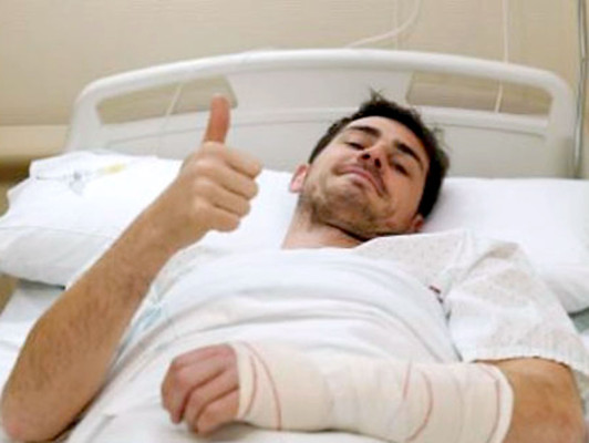 Iker Casillas regresa a casa tras ser operado 'con éxito' de una mano