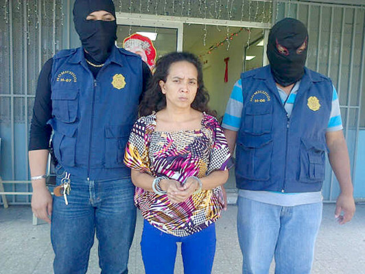 Capturan a mujer que habría matado a amiga por un televisor