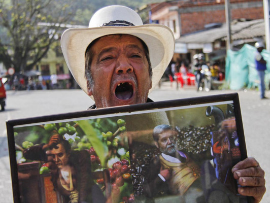Miles de campesinos cafeteros se concentran en protestas en Colombia