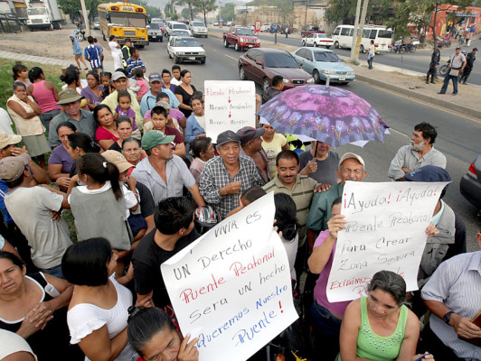 Pobladores de La Cañada provocan caos en anillo periférico
