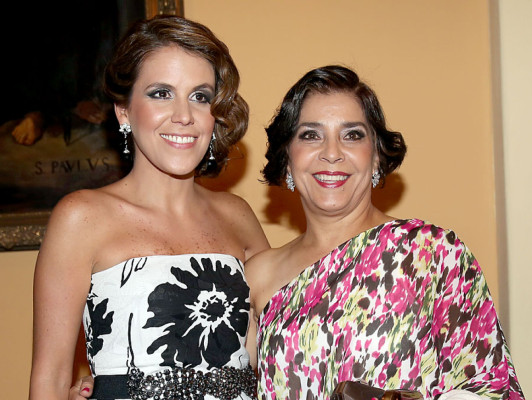 Elegante velada nupcial entre rosas