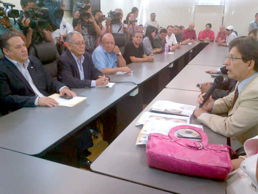 TSE entrega credenciales a partidos políticos