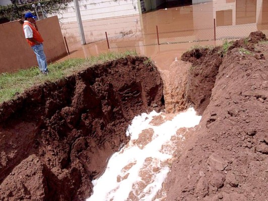 En lancha evacúan a afectados de inundación en colonia La Hacienda