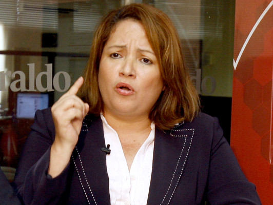 Denuncian venta de credenciales electorales