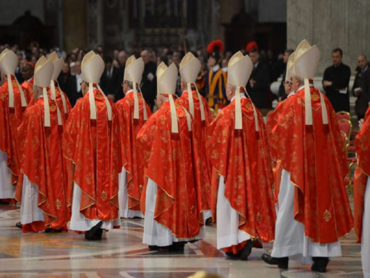 Cardenales entran en Capilla Sixtina para elección del Papa