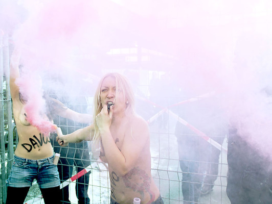 Fotos: Feministas con pechos desnudos protestan en Davos