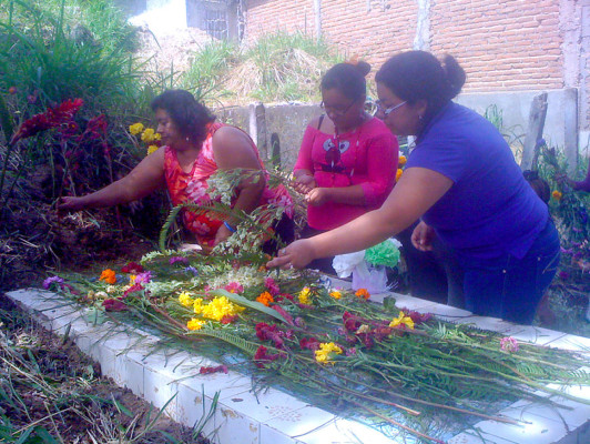 Capitalinos abarrotan cementerios en Día de Difuntos
