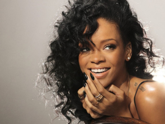 El piercing oculto de Rihanna