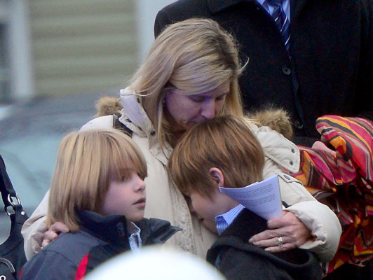 Entierran a primeras víctimas de masacre en escuela de Connecticut