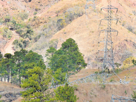 Roban bases de torre de energía