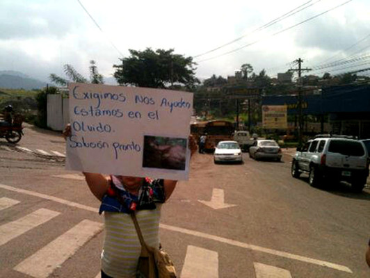 Protestan por falta de apoyo para salvar sus casas