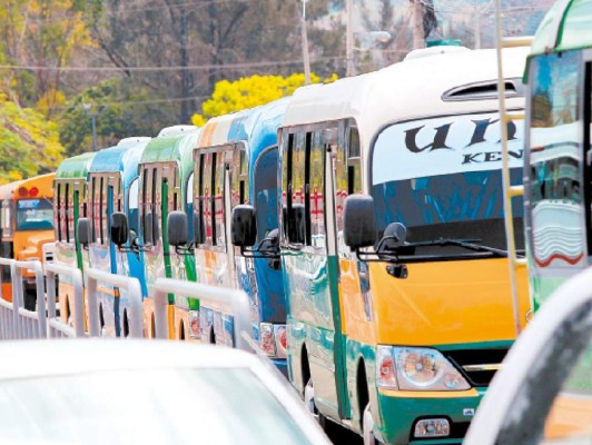 Unos 3,500 buses y taxis ilegales saldrán de circulación