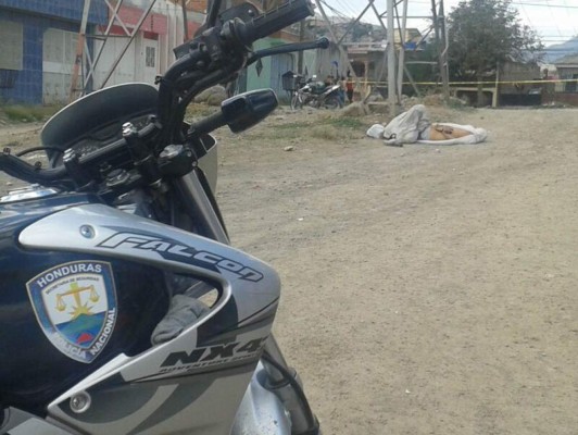 Envueltos en sábanas dejan dos cuerpos cerca de posta