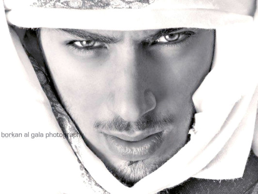 Lo expulsan por bello