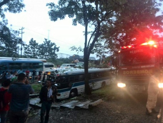 Al menos 40 heridos en accidente vial en Potrerillos, Cortés