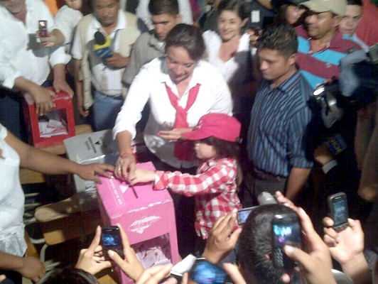 Precandidatos votan en la capital de Honduras