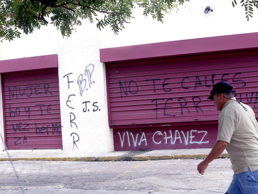 Plagaron inmuebles con consignas e insultos