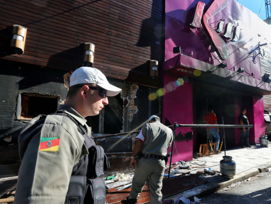 Brasil arresta a sospechosos de tragedia en disco y entierra a los muertos