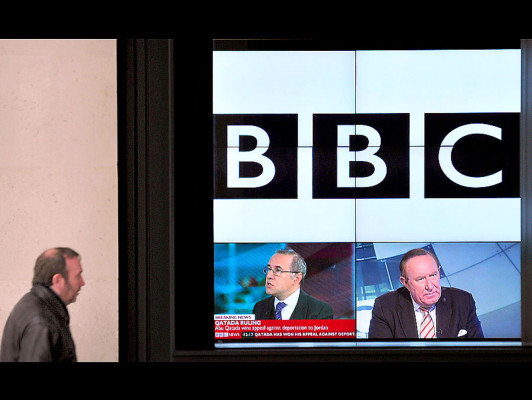 Renuncian dos directivos más de la BBC