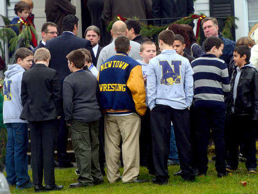 Entierran a primeras víctimas de masacre en escuela de Connecticut