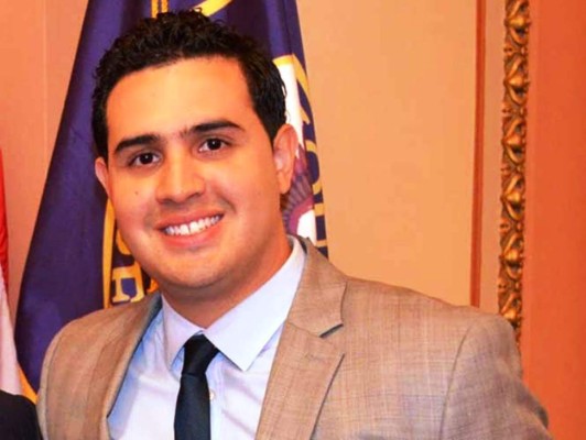 Periodista hondureño renuncia como vocero por desacuerdos con Donald Trump