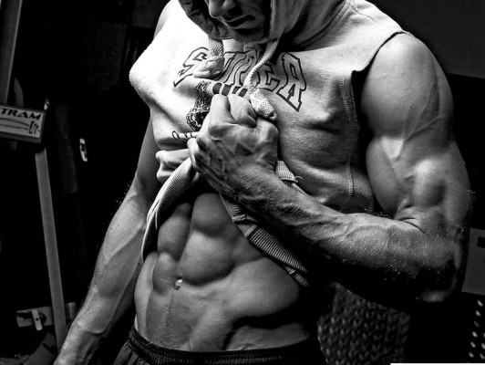 Lo expulsan por bello