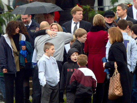 Entierran a primeras víctimas de masacre en escuela de Connecticut