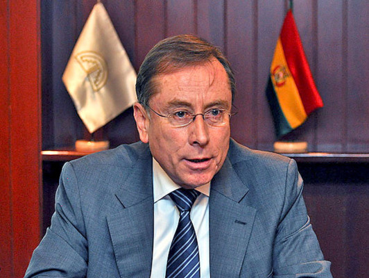 Embajador de Ecuador acusado de golpear a dos mujeres