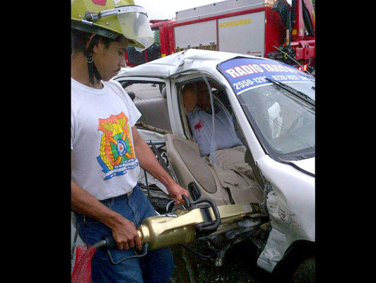 Tres heridos en colisión entre taxi y vehículo particular en San Pedro Sula