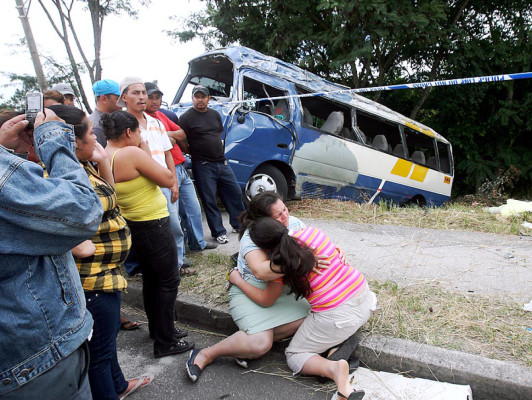 Un muerto y 10 heridos al volcar autobús en Tegucigalpa