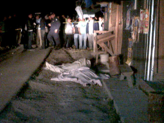 Hombre ebrio atropella a pareja de recién casados