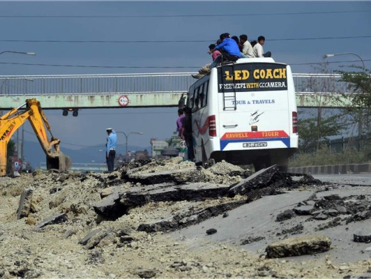 Contabilizan al menos 2,500 muertos por terremoto en Nepal