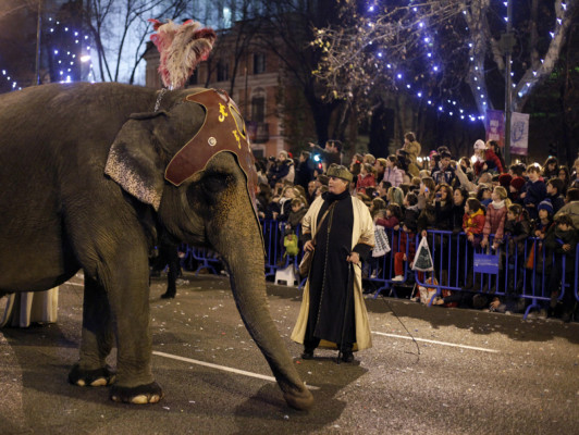 Fiesta de Reyes Magos ilusiona a niños del mundo
