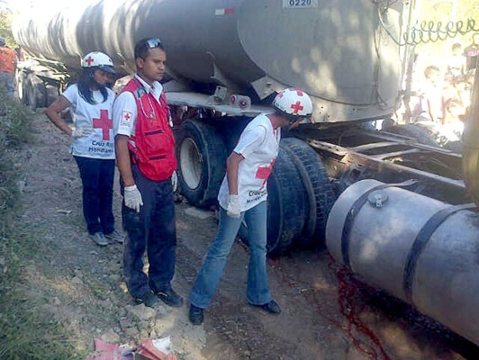 Pide jalón y termina bajo las llantas de camión cisterna