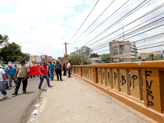 Plagaron inmuebles con consignas e insultos