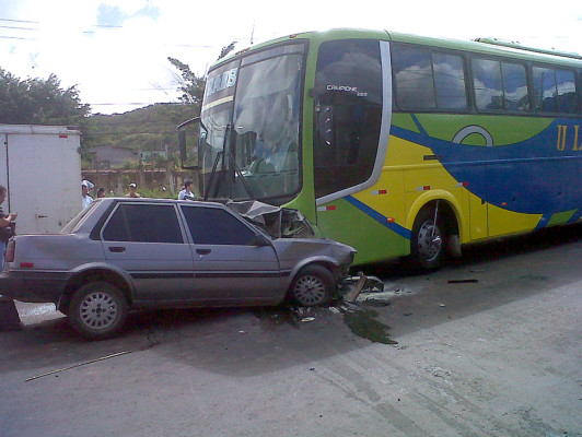 Un muerto y dos heridos en aparatoso choque de un autobús y un turismo