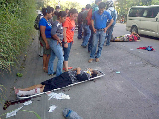 Una pareja en moto casi muere arrollada por vehículo