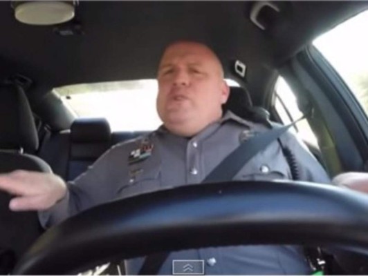Video de policía cantando como Taylor Swift se vuelve viral