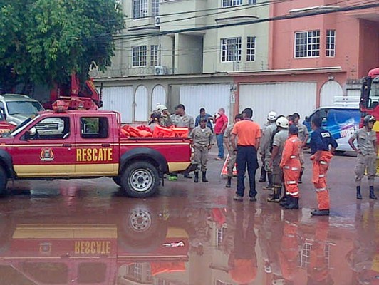 En lancha evacúan a afectados de inundación en colonia La Hacienda