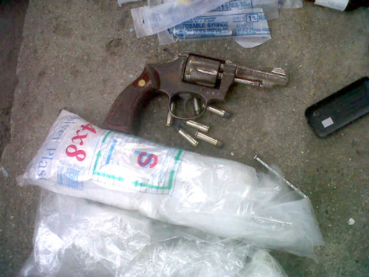 Armas y droga decomisan en operativo en centro penal sampedrano