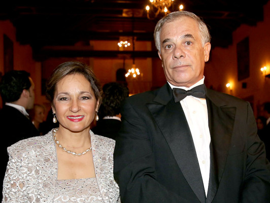 Elegante velada nupcial entre rosas