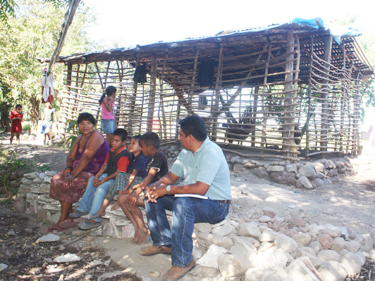 Tortillas y tomates, alimento de varias familias de Valle