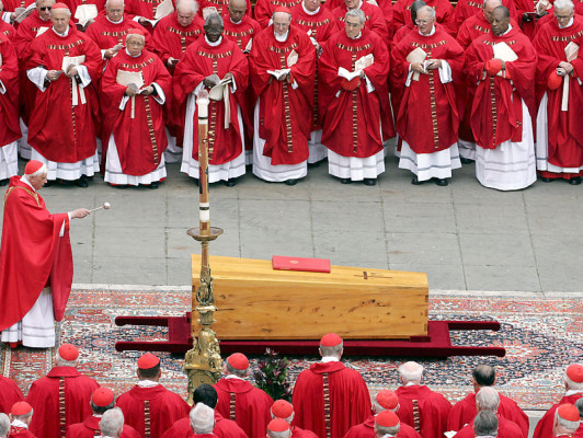 Papa Benedicto XVI anuncia su renuncia por falta de 'fuerzas'