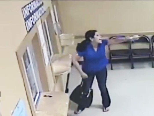 VIDEO: Hondureña arma escándalo en Consulado en Houston