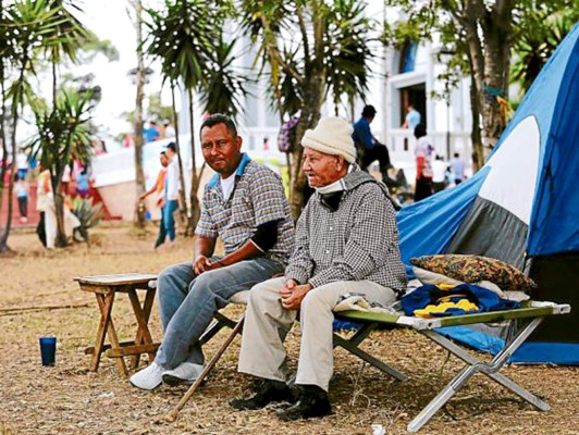 Agradecimiento y fe en el altar de la soberana