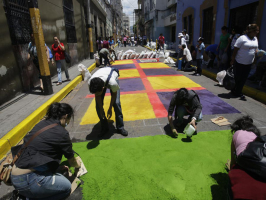 Alfombras adornan calles de Tegucigalpa