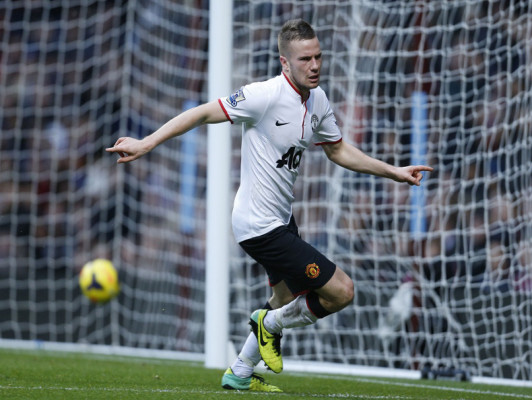 United gana a Aston Villa y queda a 10 puntos del líder Arsenal